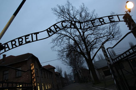 Укравшие вывеску с Освенцима скрылись от наказания