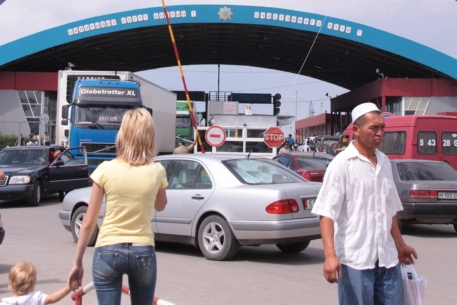 Число желающих уехать из Киргизии увеличилось на треть