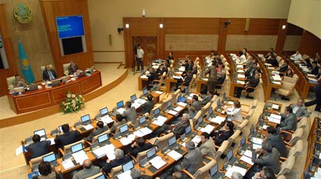 Мажилис Парламента РК одобрил проведение досрочных выборов