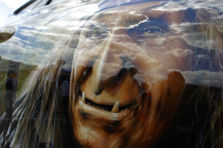 В Москве угнали спорткар с изображением Бабы Яги
