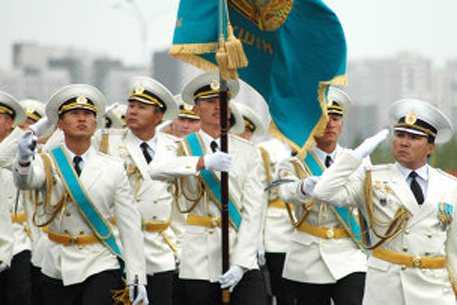 В честь 15-летия Конституции в Астане состоялся военный парад