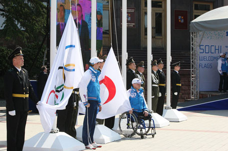 Лыжники Крюков и Зарипов подняли флаг Олимпиады в Сочи