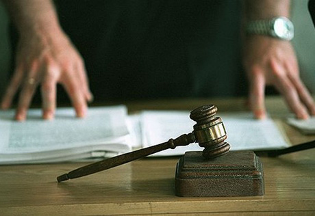 Трое пьяных мужчин избили судебного исполнителя в алтайском суде
