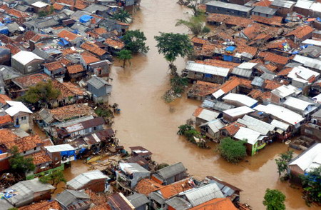 Десять человек погибли во время наводнения в Индонезии
