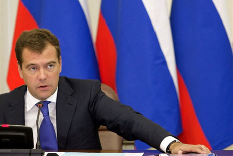 Медведев подписал закон о слове "Россия" в названиях НКО
