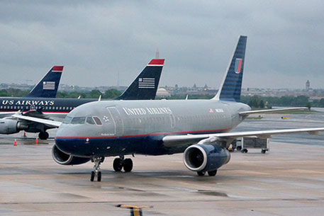 Запертая в самолете американка подаст в суд на United Airlines