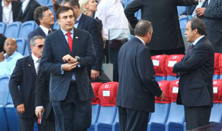 Саакашвили сбежал от митингующих на матч Лиги чемпионов