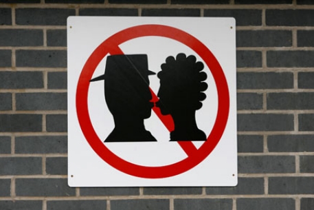 Ученикам британской школы запретили целоваться