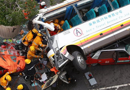 10 человек погибли в Китае при падении в обрыв микроавтобуса