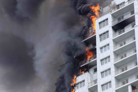 В Астане из горящей многоэтажки спасли 16 человек