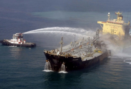 У берегов Сингапура столкнулись сухогруз и танкер