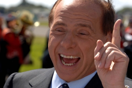 Берлускони раскритиковали за поцелуй руки ливийского лидера