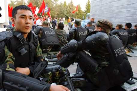 Киргизские милиционеры добились смены главы МВД