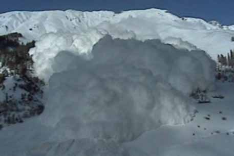 В Казахстане российские альпинисты попали под лавину