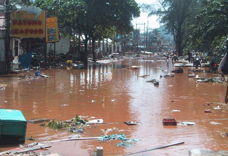 Число погибших при наводнениях в Таиланде возросло до 180