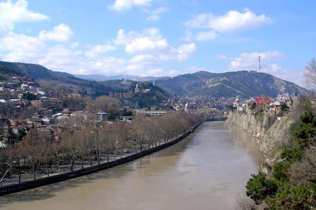 В Тбилиси автобус с пассажирами упал в реку Кура