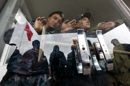 Сторонники экс-министра обороны Киргизии объявили голодовку