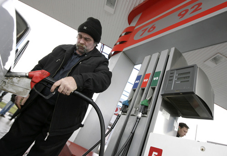 Бензин в России подорожал за год на 6,5 процента