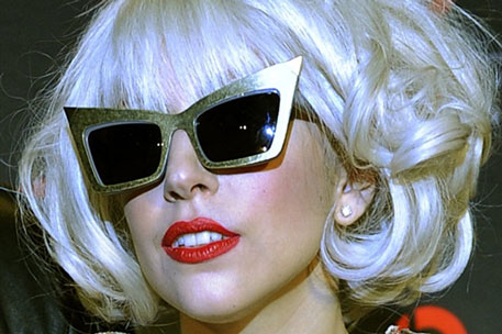 Lady GaGa продаст свои волосы в комплекте с новым диском 
