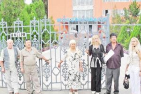 В Таразе родители осужденных приковали себя к воротам прокуратуры
