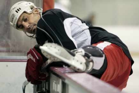 "Атланта" вернула Челиоса в НХЛ в возрасте 48 лет