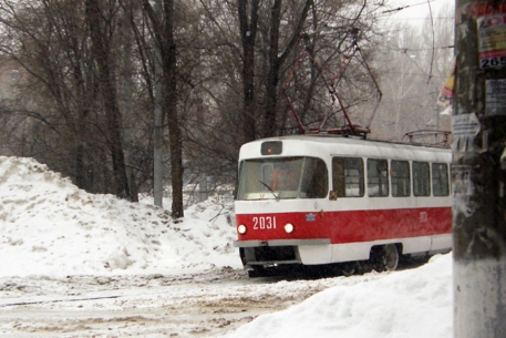 В Павлодаре трамвай с пассажирами сошел с рельсов