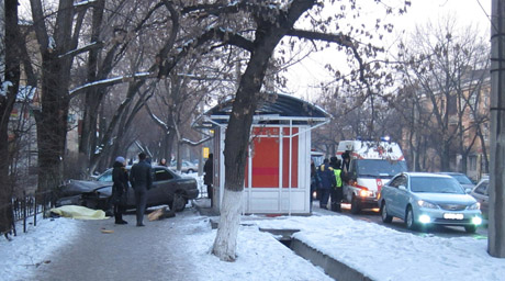 В Алматы гражданин Узбекистана насмерть сбил человека на остановке