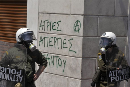 Бастующие учителя покинули здание телецентра в Афинах
