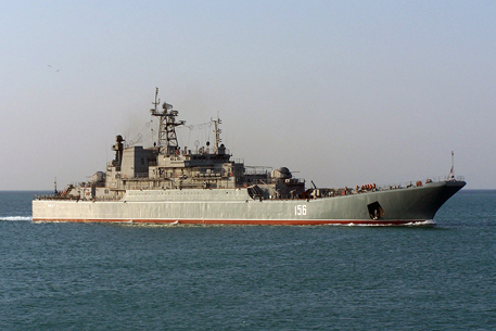 Десантный корабль РФ опрокинул украинский буксир