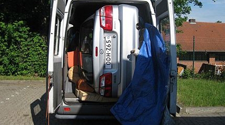 Казахстанцы пытались вывезти из ФРГ в микроавтобусе целый автомобиль