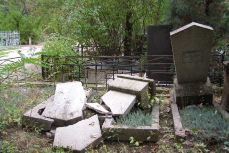 Вандалы осквернили 25 могил в Екатеринбурге