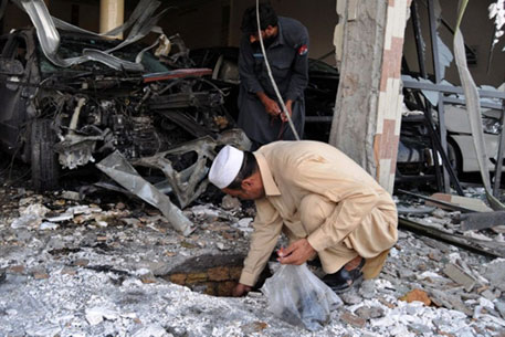 При взрыве в пакистанской мечети погибли 15 человек