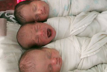 Мать шести детей в 39 лет родила тройняшек