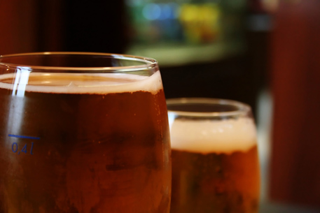 Житель Тбилиси умеет пить пиво быстрее всех
