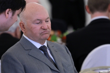 Кремль пожурил Лужкова за отпуск во время пожаров