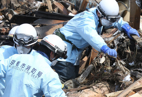 В Японии спустя восемь дней после толчков из под завалов вызволили мужчину 