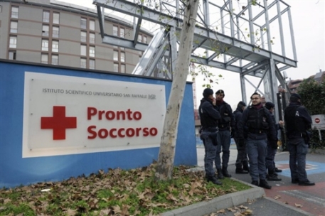 Лечение Берлускони от последствий удара сувениром займет недели