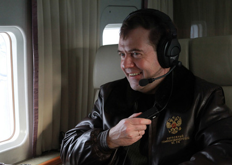 Медведев пообещал повысить зарплату военным в три раза
