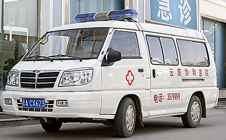 В центральном Китае автобус с детьми упал в реку