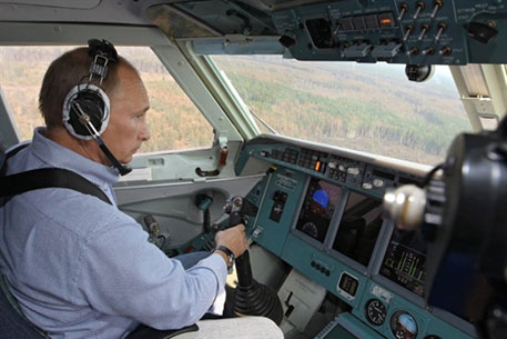 Росавиация не станет расследовать полет Путина при тушении пожаров