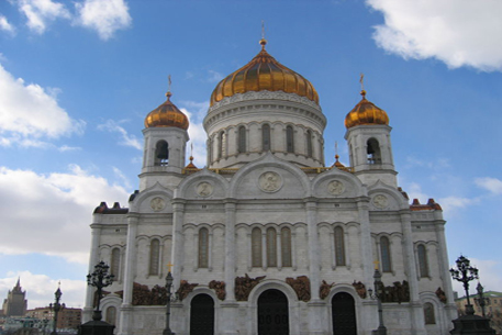 У храма Христа Спасителя в Москве упал кран