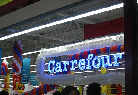 Carrefour не смогла продать свои магазины в России