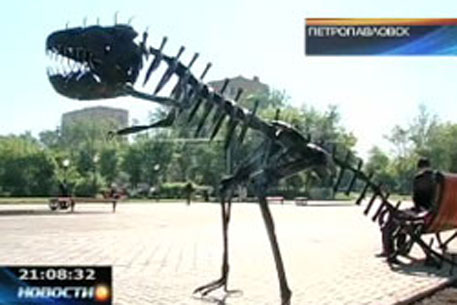 Житель Петропавловска в знак протеста поставил динозавра у акимата