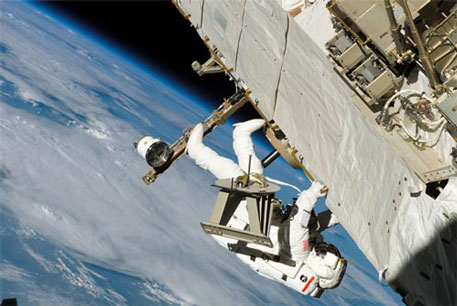 Двое астронавтов приступили к работам в открытом космосе