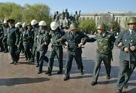 Более 130 милиционеров наказали за беспорядки в киргизском Оше