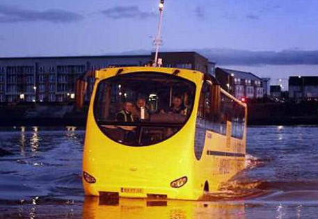 В Британии испытали первый плавучий автобус