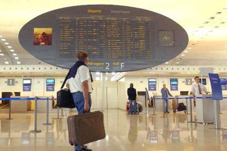 В парижских аэропортах отменят половину рейсов