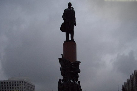 В Москве залили краской самый большой памятник Ленину