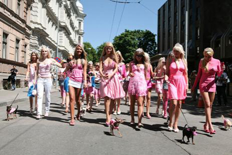 В Риге прошел парад блондинок