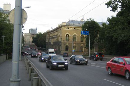 Российских водителей обязали ездить днем в городе с "ближним" светом